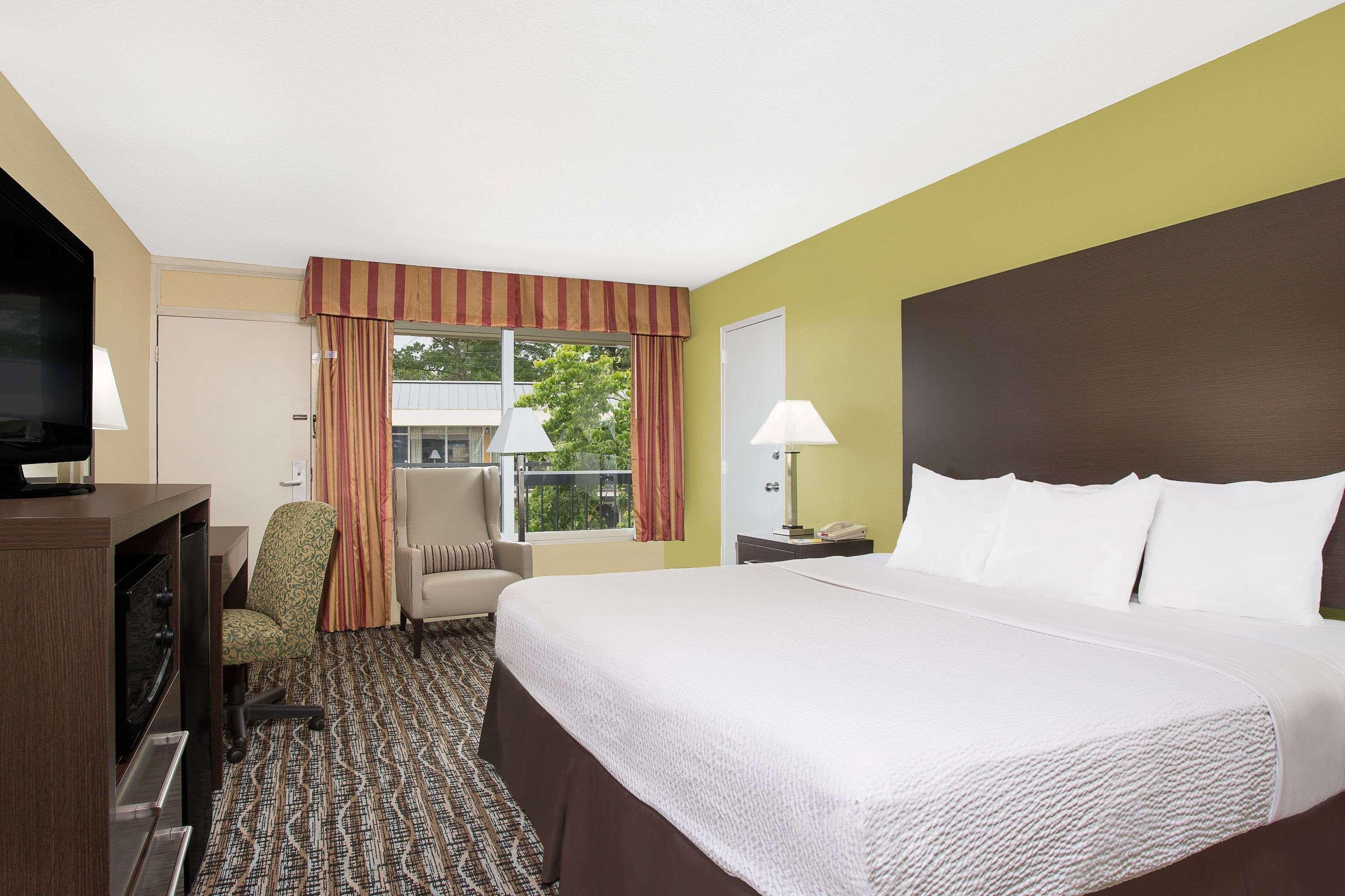 Days Inn By Wyndham Asheville/Mall Εξωτερικό φωτογραφία